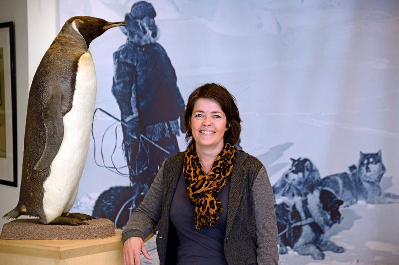 Ann Kristin Balto poserer med pingvin på sin arbeidsplass Polarmuseet